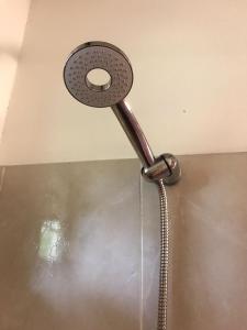 głowicę prysznicową z wężem przymocowanym do sufitu w obiekcie Pinar de Hurtado w mieście Colonia del Sacramento