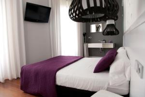 Ein Bett oder Betten in einem Zimmer der Unterkunft Khu Hotel