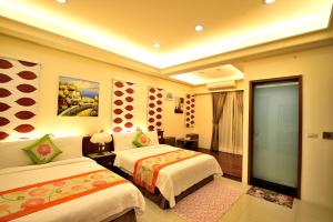 una camera d'albergo con due letti e una finestra di Greenown B&B a Yuanshan