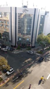 a large building with cars parked in a parking lot at Apartamentos Amoblados de 1 Y 2 dormitorios in Lima