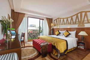 um quarto de hotel com uma cama e uma grande janela em Hanoi Golden Holiday Hotel em Hanói