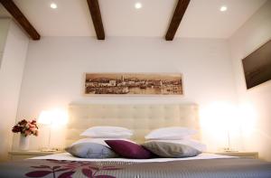 - une chambre avec un lit avec des oreillers et un tableau dans l'établissement Magnolia Luxury Apartments, à Split