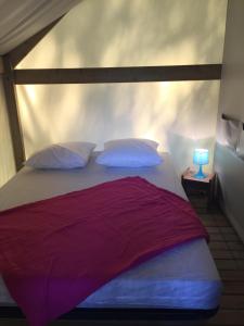 Postel nebo postele na pokoji v ubytování Camping les Orangers