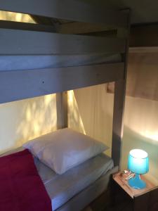 Postel nebo postele na pokoji v ubytování Camping les Orangers + 37 fotografií