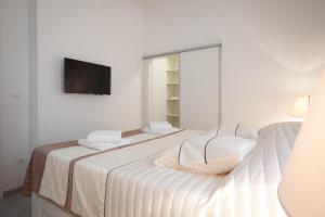 A bed or beds in a room at Modern Apartman Pjero
