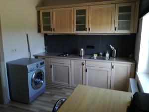 Een keuken of kitchenette bij Jūrkalnes apartamenti