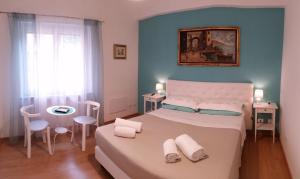 een slaapkamer met een groot wit bed met 2 kussens bij Holiday Home Roma in Rome
