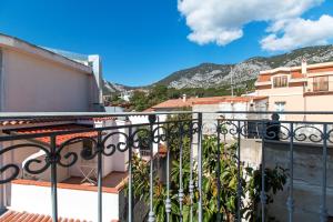 uma varanda com vista para as montanhas em Hotel San Francisco em Cala Gonone