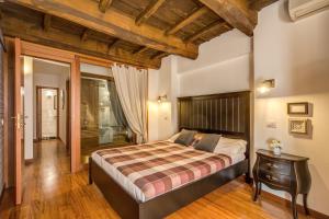 um quarto com uma cama e um tecto de madeira em Pantheon Miracle Suite em Roma