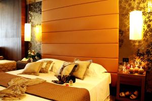 Łóżko lub łóżka w pokoju w obiekcie Waldorf Suite Hotel