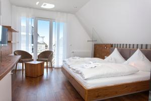 Letto o letti in una camera di Hotel Hagnauer Seeperle