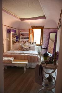 ein großes Schlafzimmer mit einem großen Bett und einem Spiegel in der Unterkunft B&B Va...lentina in Piavata