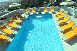 Basen w obiekcie Waldorf Suite Hotel lub w pobliżu