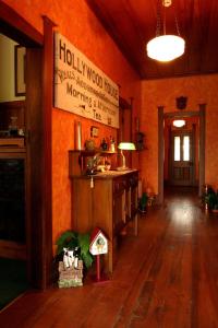 Habitación con pared de color naranja y suelo de madera. en Holly Homestead B&B en Franz Josef