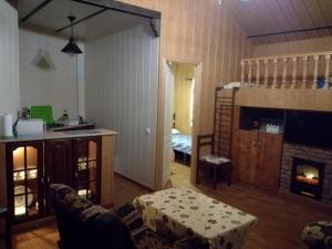 sala de estar con cocina y chimenea en Bungalow Perotonar Ideal Para Familia Con Niños en La Puebla de Cazalla