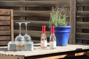 drei Flaschen Wein auf einem Tisch mit Pflanze in der Unterkunft Apartment-Koeln-Bonn, Ihr Zuhause auf Zeit. in Wesseling