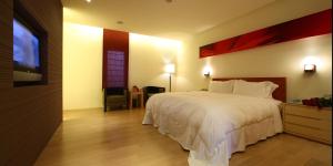 Rúm í herbergi á Elan-Motel