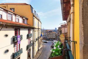 vista su una strada della città da un edificio di Historical Center - Taipas Apartments a Porto