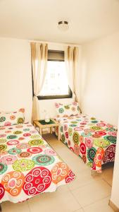 カンブリルスにあるMar Cambrilsのベッドルーム1室(隣り合わせのベッド2台付)