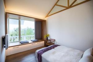 Rúm í herbergi á 逢春園Feng Chun Villa