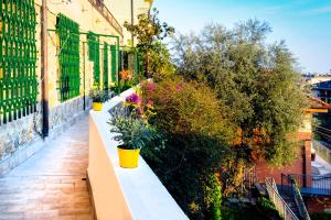 un balcón con flores y plantas en un edificio en Alassio Mare e non Solo, en Alassio