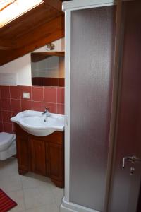 スカリオにあるAl Boschettoのバスルーム(洗面台、トイレ付)