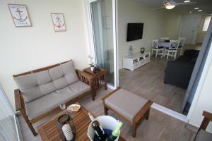 sala de estar con sofá y mesa en Bellavista apartment, en El Campello