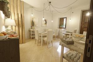 a kitchen and dining room with a table and chairs at B&B Palazzo Bibirria in Agrigento