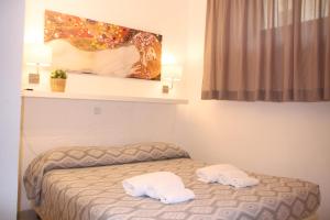 Postel nebo postele na pokoji v ubytování All'Etrusconia Hotel Castagneto Carducci