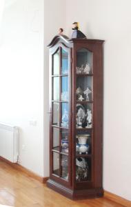 un armario de madera con platos en una habitación en Apartment Rustaveli 57 en Batumi