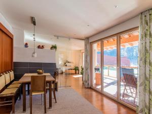 eine Küche und ein Esszimmer mit einem Tisch und einer Glastür in der Unterkunft Ferienwohnung Lifinar in Schruns-Tschagguns
