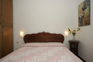 CremiaにあるRed Houseのベッドルーム1室(ピンクと白のキルトのベッド1台付)