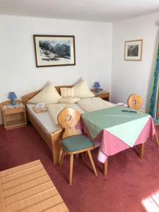 A bed or beds in a room at Landhaus Alpenrose - Feriendomizile Pichler Még 31 kép