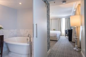 Ein Bett oder Betten in einem Zimmer der Unterkunft The Graham Georgetown