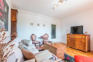 TV a/nebo společenská místnost v ubytování Apartments Oskar