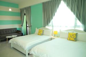 a bedroom with two beds and a couch in it at Stick-On B&B in Shunan