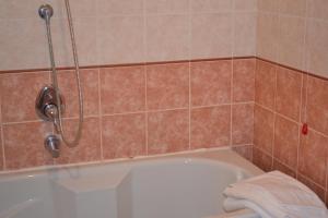 Koupelna v ubytování Hotel Maita + 37 fotografií