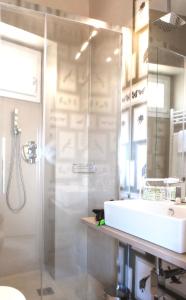 La salle de bains est pourvue d'un lavabo et d'une douche. dans l'établissement Dal Patriarca, à Imperia