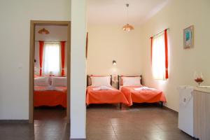 מיטה או מיטות בחדר ב-Aggelis Villa