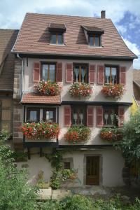 uma casa com caixas de flores na frente em Gîtes Du Stekala em Kaysersberg