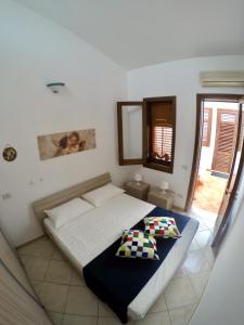 サン・ヴィート・ロ・カーポにあるAlla Corte del Bluのベッドルーム1室(大型ベッド1台付)