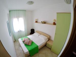 サン・ヴィート・ロ・カーポにあるAlla Corte del Bluの小さなベッドルーム(ベッド1台、窓付)