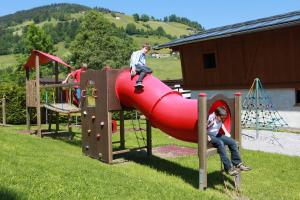 Plac zabaw dla dzieci w obiekcie Hotel & Alpin Lodge Der Wastlhof