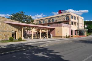 un edificio al lado de una calle en Hotel Hill, en Jagodina