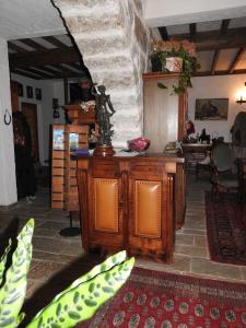 U Fragnu di perruccio في Levie: غرفة معيشة مع طاولة وجدار حجري