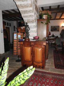 a living room with a table and a stone wall at U Fragnu di perruccio in Levie