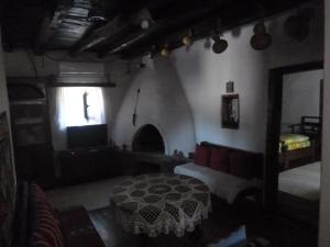 a living room with a table and a window at Tanya's House in Kŭrpachevo