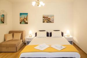 ein Schlafzimmer mit einem Bett und einem Sofa in der Unterkunft Apartments & Rooms Jelka in Kotor
