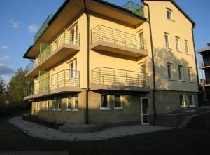 un gran edificio con balcones en un lateral en Willa Rubinia, en Iwonicz-Zdrój