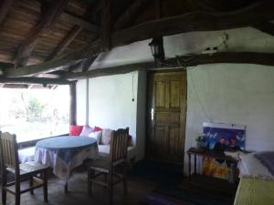 um quarto com uma cama, uma mesa e cadeiras em Tanya's House em Kŭrpachevo